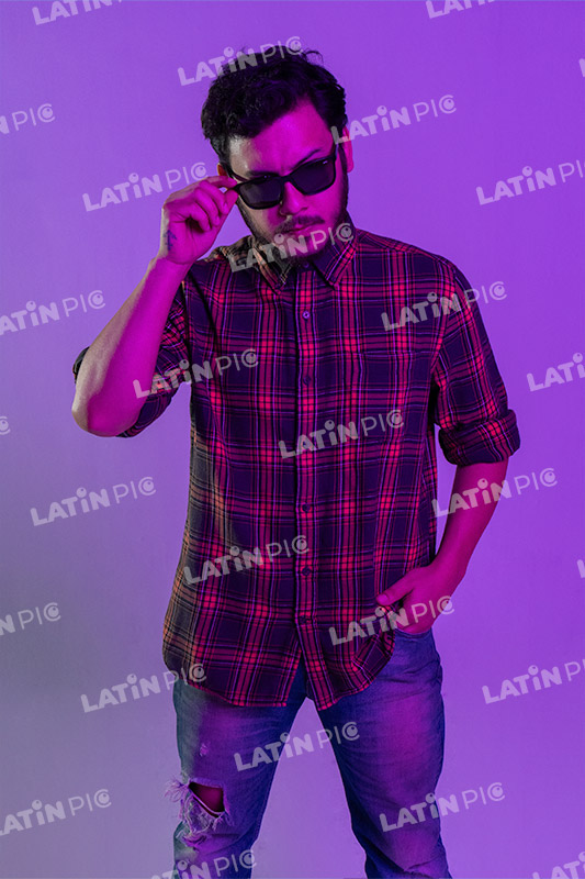 hombre-casual-camisa-a-cuadros-jeans-barba-lentes-29