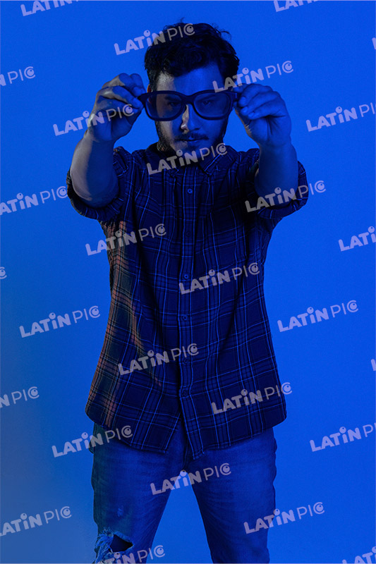 hombre-casual-camisa-a-cuadros-jeans-barba-lentes-30