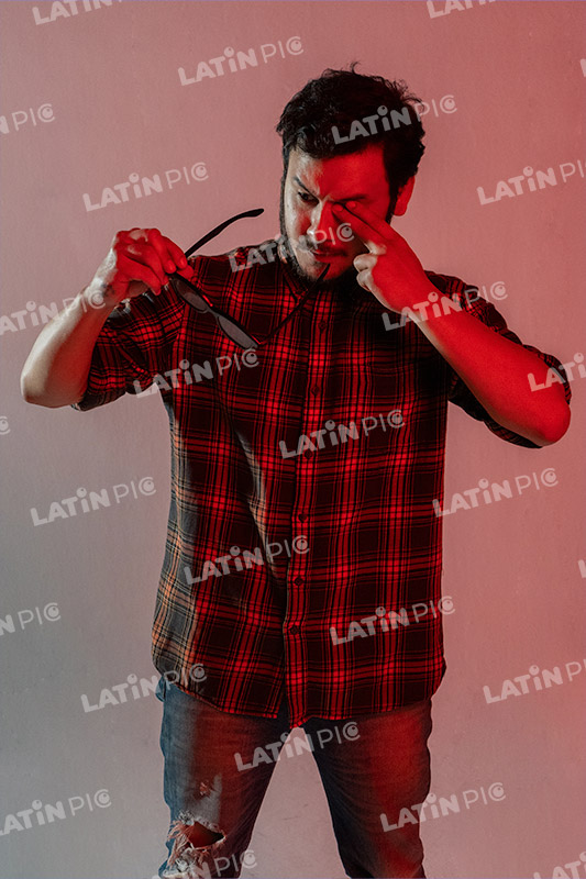 hombre-casual-camisa-a-cuadros-jeans-barba-lentes-31