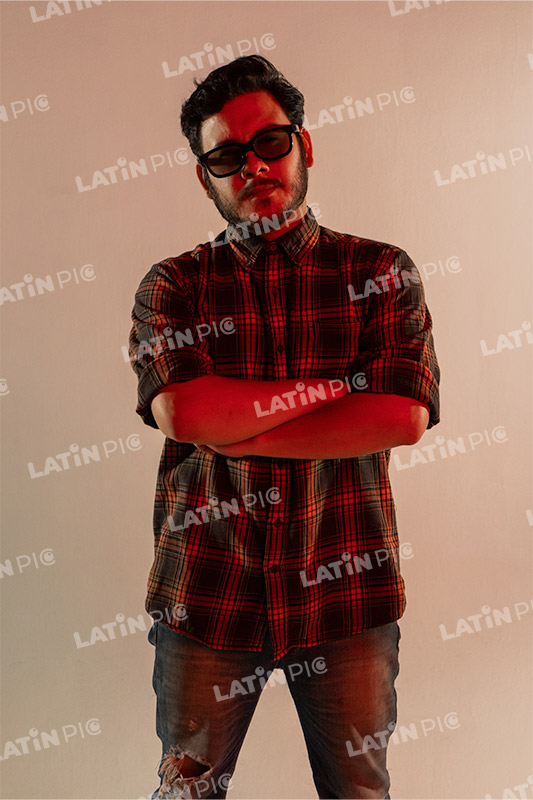 hombre-casual-camisa-a-cuadros-jeans-barba-lentes-32