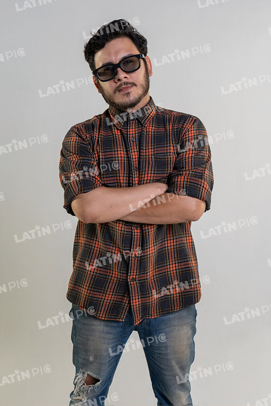 hombre-casual-camisa-a-cuadros-jeans-barba-lentes-33