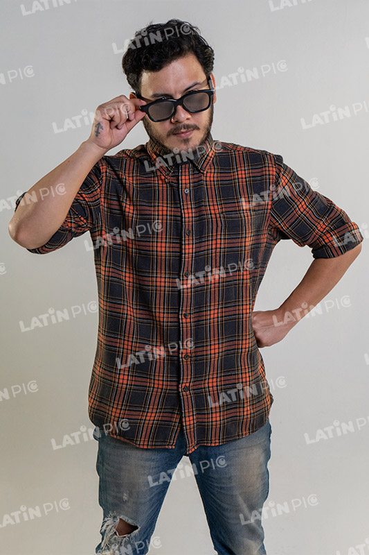 hombre-casual-camisa-a-cuadros-jeans-barba-lentes-34