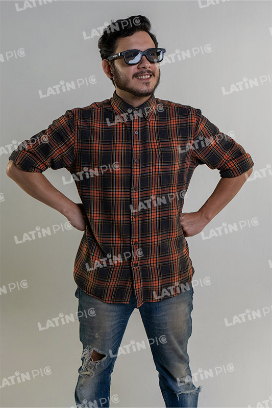 hombre-casual-camisa-a-cuadros-jeans-barba-lentes-35