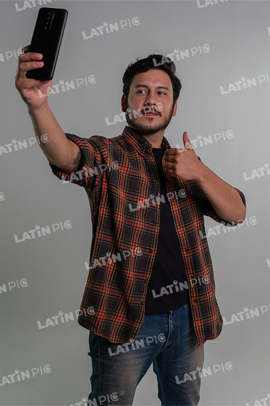 hombre-casual-camisa-a-cuadros-jeans-barba-lentes-36