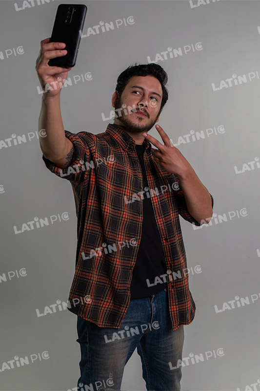 hombre-casual-camisa-a-cuadros-jeans-barba-lentes-37