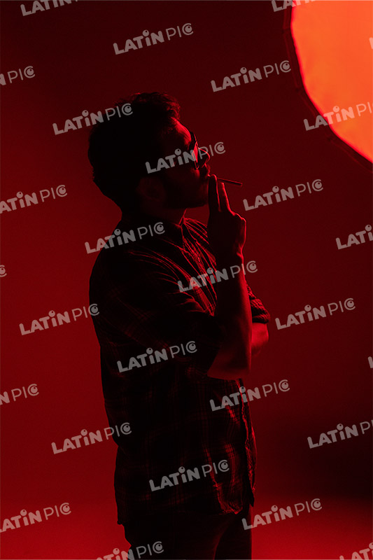 hombre-casual-camisa-a-cuadros-jeans-barba-rojo-15