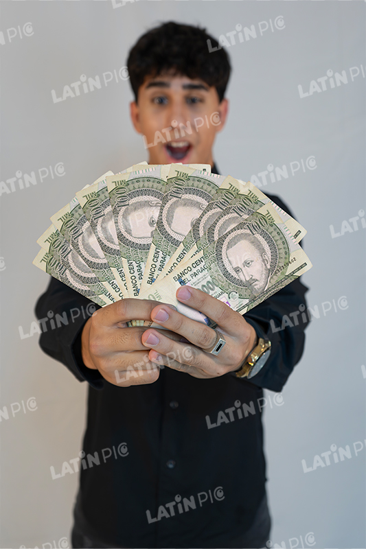 hombre-billetes-100-mil-sorprendido-camisa-negra-14