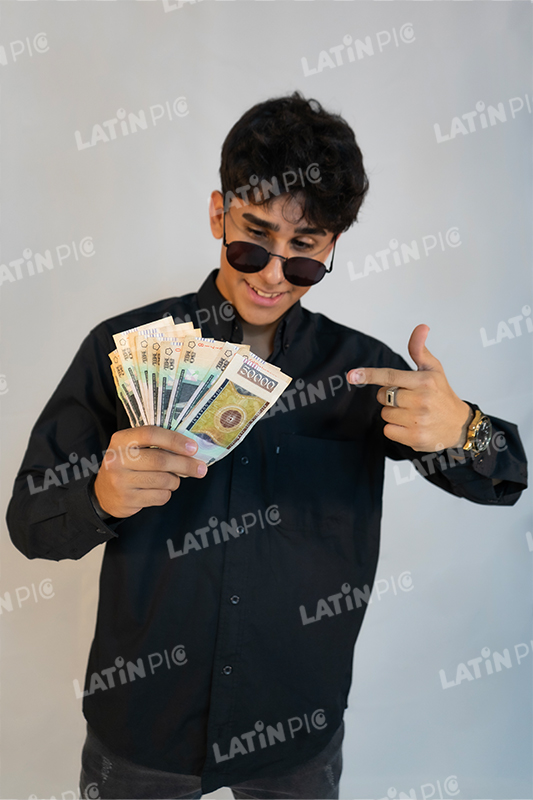 hombre-billetes-50-mil-camisa-negra-01
