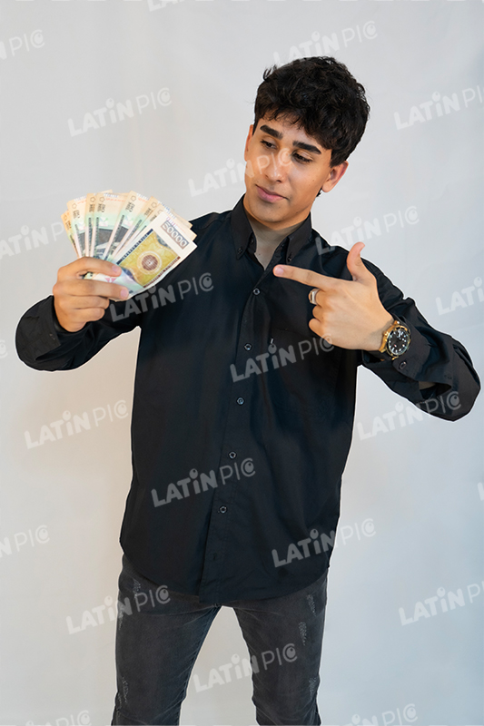 hombre-billetes-50-mil-camisa-negra-05