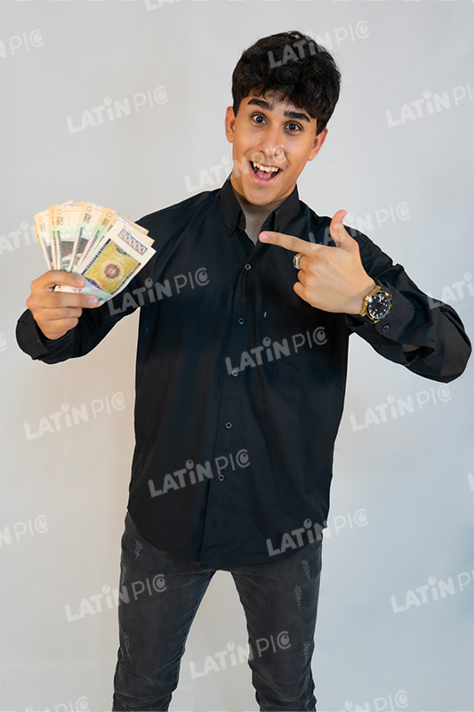 hombre-billetes-50-mil-camisa-negra-06