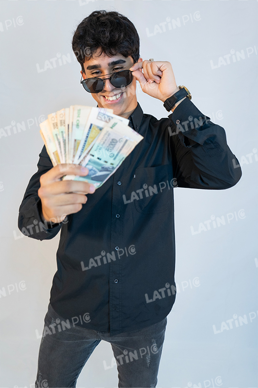 hombre-billetes-50-mil-camisa-negra-07