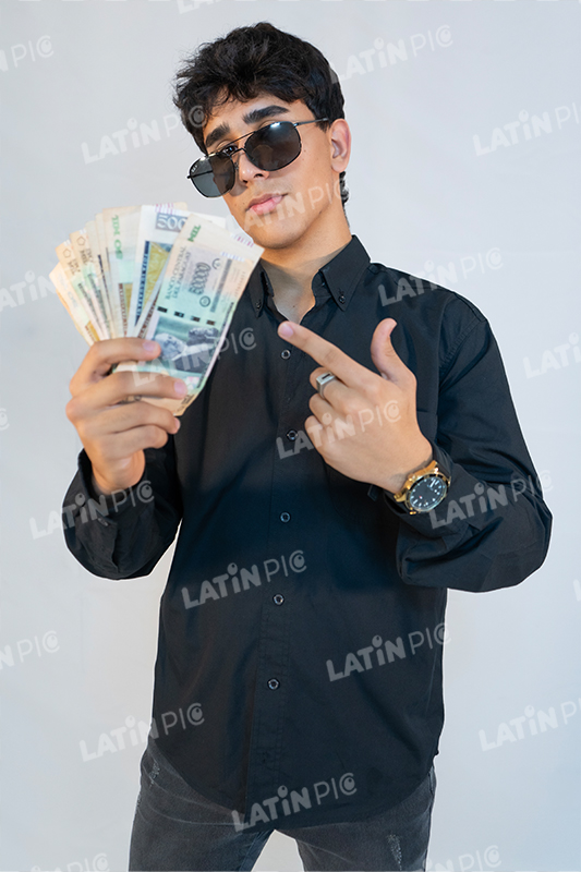 hombre-billetes-50-mil-camisa-negra-08