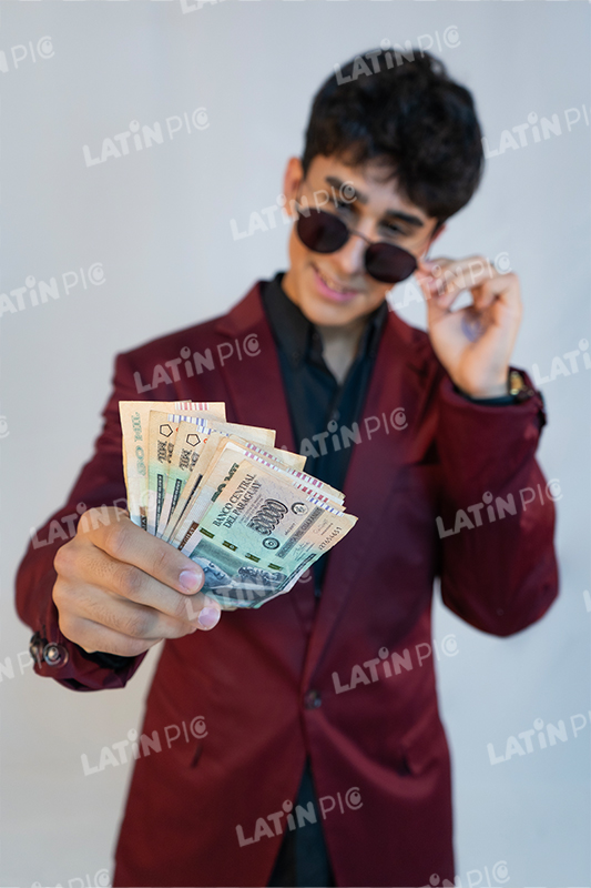 hombre-billetes-50-mil-saco-granate-10