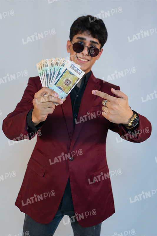 hombre-billetes-50-mil-saco-granate-11