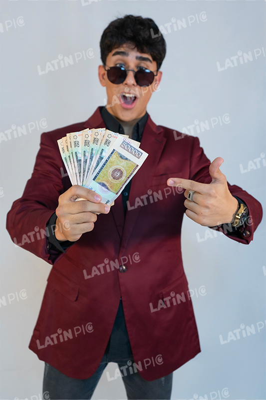 hombre-billetes-50-mil-saco-granate-12