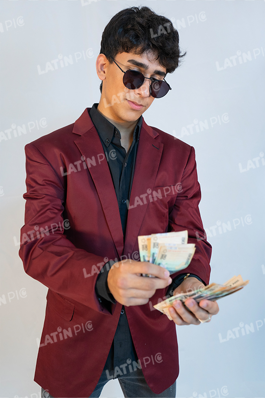 hombre-billetes-50-mil-saco-granate-13