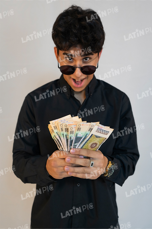 hombre-billetes-50-mil-sorprendido-camisa-negra-02