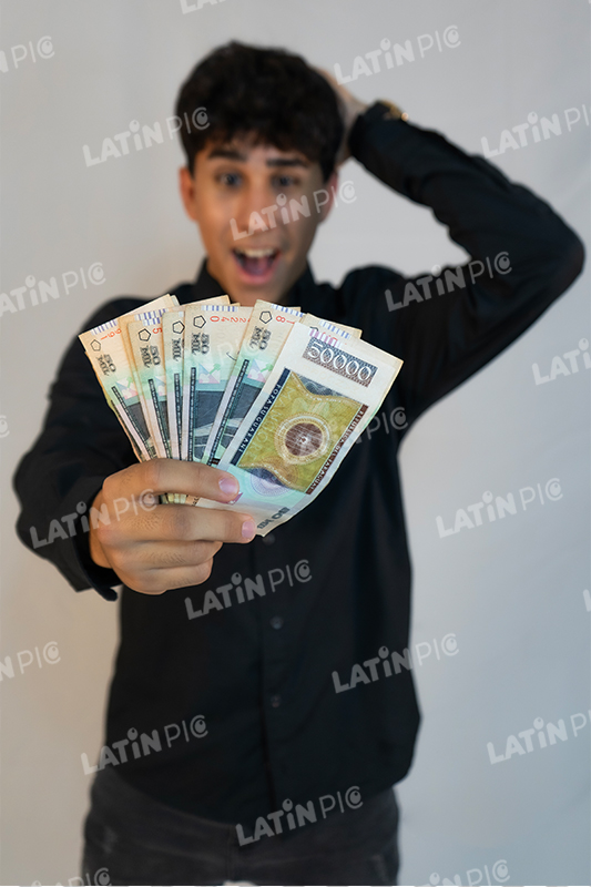 hombre-billetes-50-mil-sorprendido-camisa-negra-03