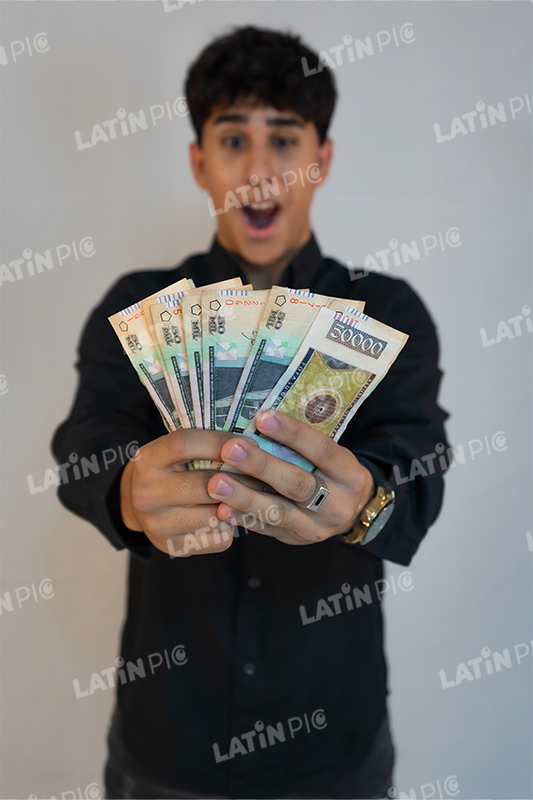 hombre-billetes-50-mil-sorprendido-camisa-negra-04