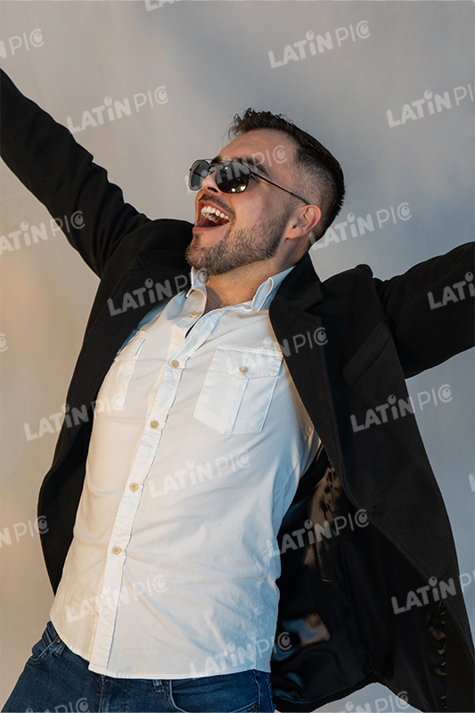hombre-pose-lentes-saco-negro-1