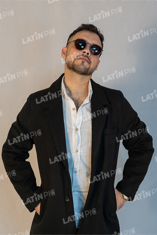 hombre-pose-lentes-saco-negro-10