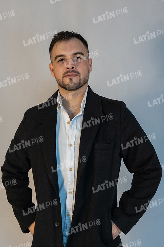 hombre-pose-lentes-saco-negro-12