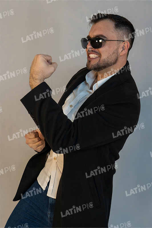 hombre-pose-lentes-saco-negro-2