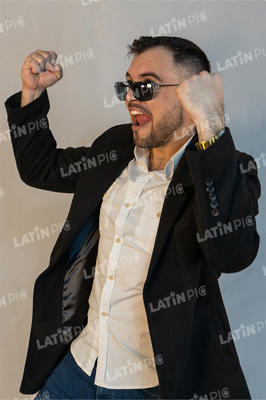 hombre-pose-lentes-saco-negro-3