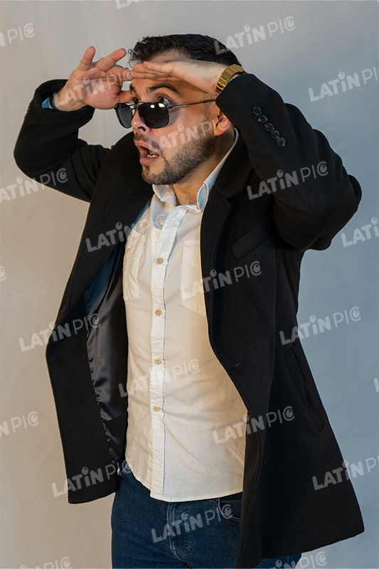 hombre-pose-lentes-saco-negro-4