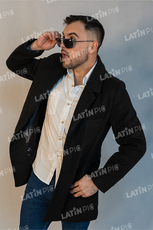 hombre-pose-lentes-saco-negro-5