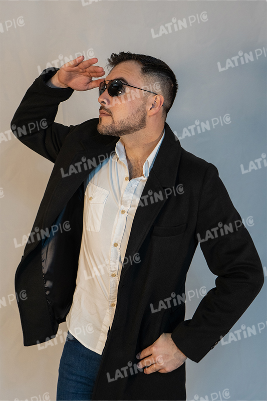 hombre-pose-lentes-saco-negro-6