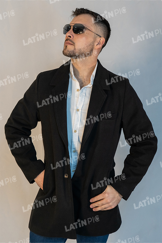hombre-pose-lentes-saco-negro-7