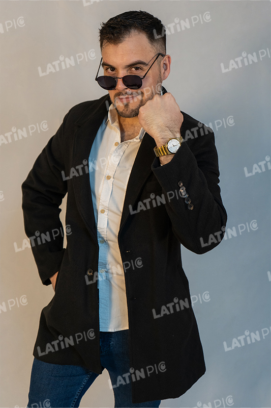 hombre-pose-lentes-saco-negro-8