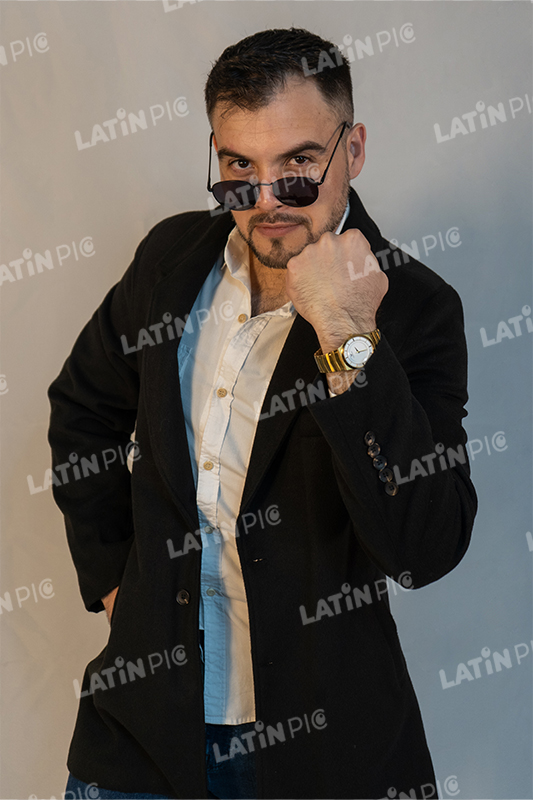 hombre-pose-lentes-saco-negro-9