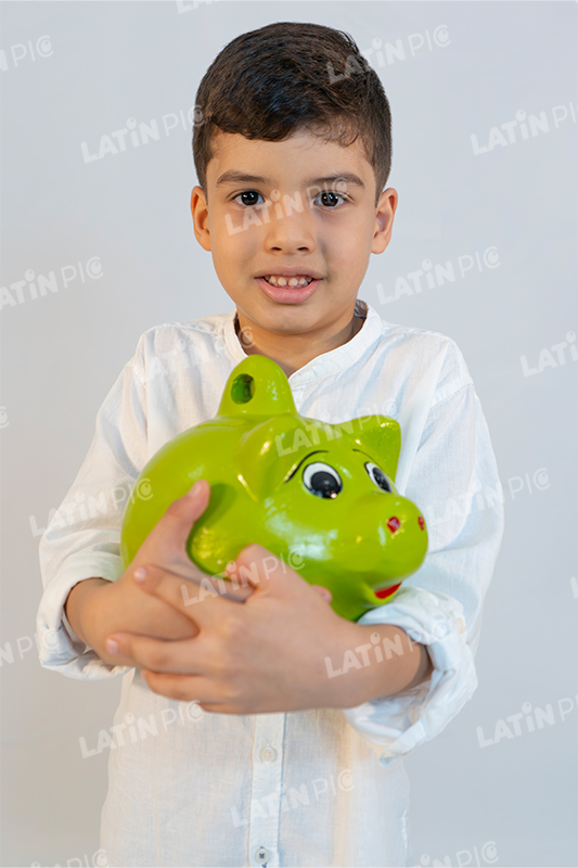 Miniatura-800px-niño-con-alcancia-ahorro-002