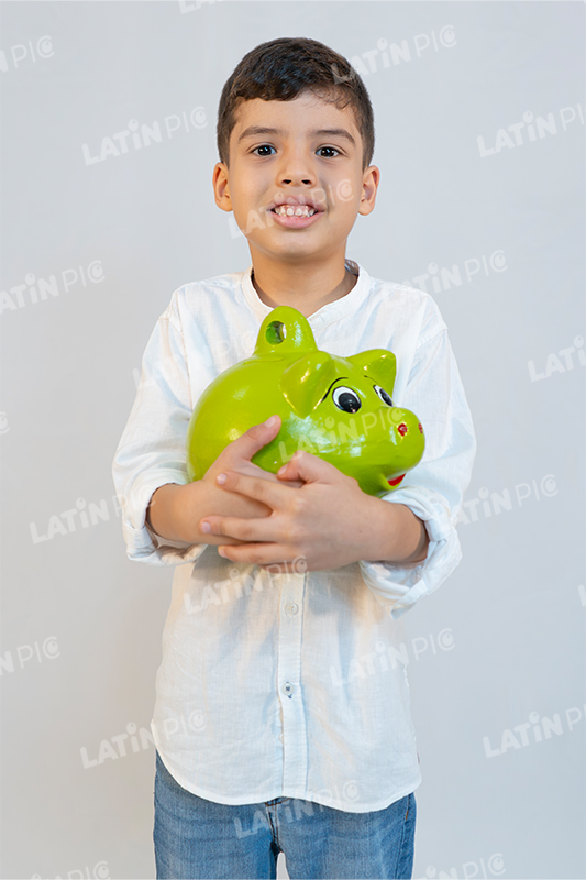 niño con alcancia-ahorro