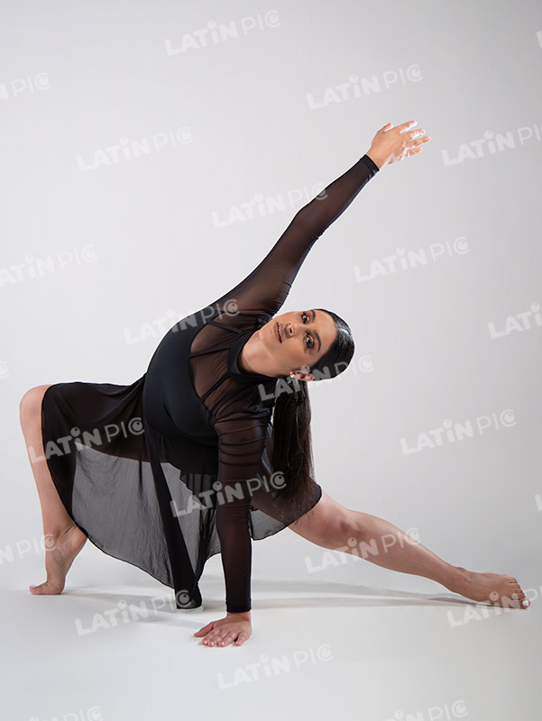 Bailarina traje negro-danza contemporanea-002