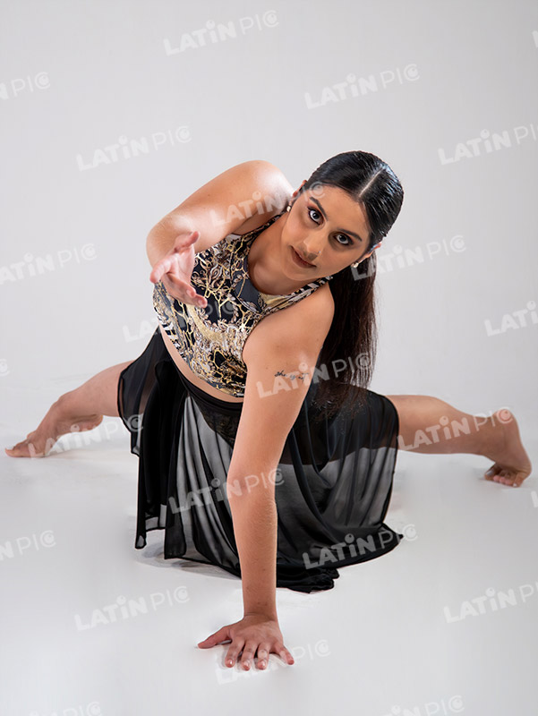 bailarina-contemporaneo-traje-negro-y-dorado-1