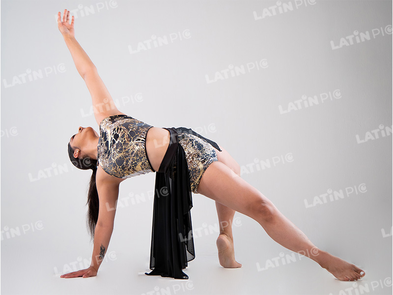 bailarina-contemporaneo-traje-negro-y-dorado-2