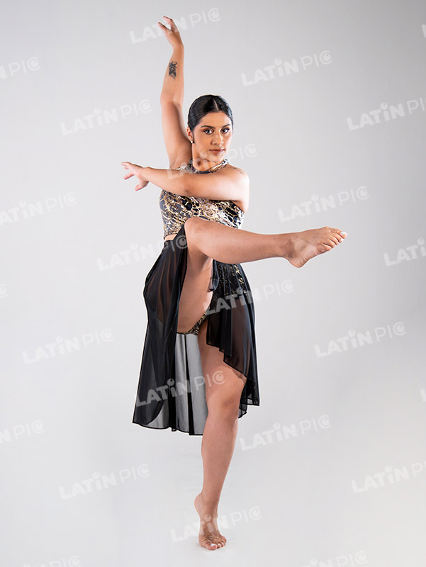 bailarina-contemporaneo-traje-negro-y-dorado-8