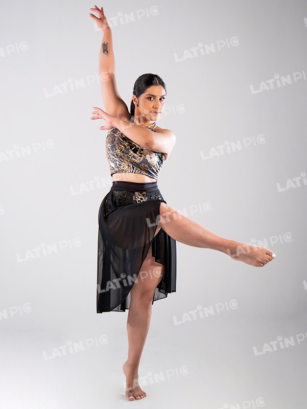 bailarina-contemporaneo-traje-negro-y-dorado-9