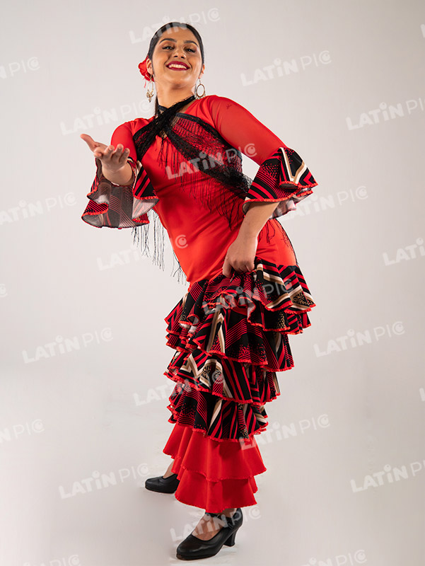 bailarina-danza-espanola-traje-negro-con-rojo-1
