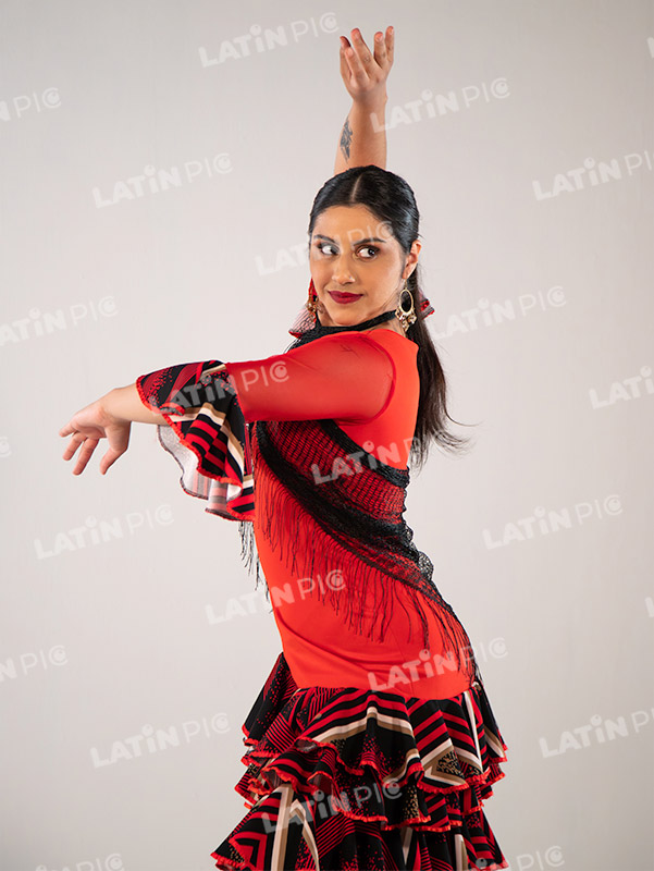 bailarina-danza-espanola-traje-negro-con-rojo-11