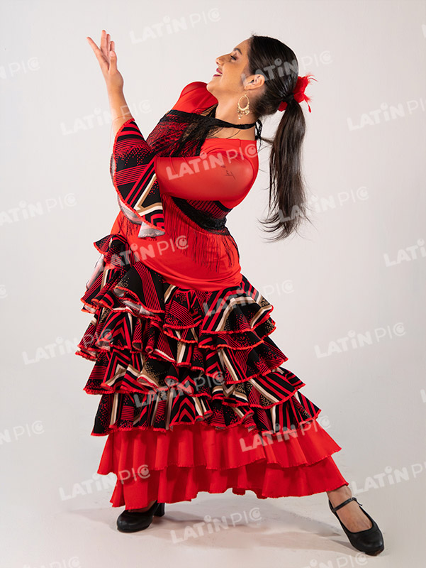 bailarina-danza-espanola-traje-negro-con-rojo-13