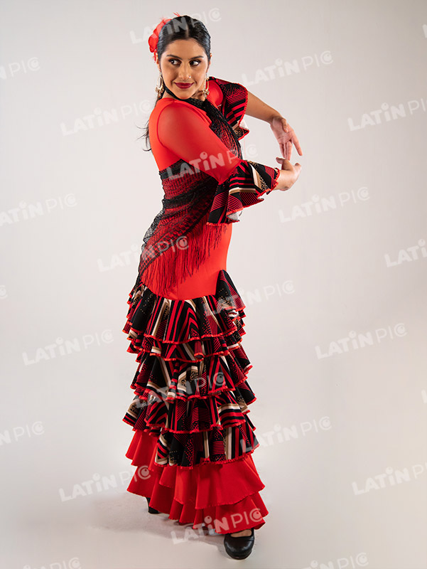 bailarina-danza-espanola-traje-negro-con-rojo-3
