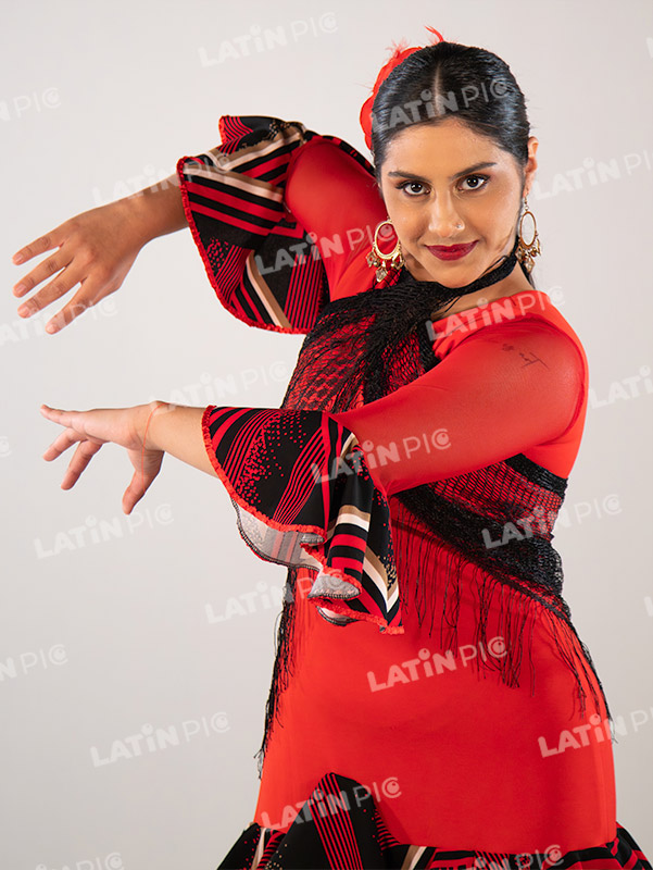 bailarina-danza-espanola-traje-negro-con-rojo-6