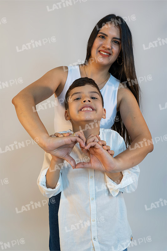dia-de-la-madre-con-ninos-blanco-jeans-10