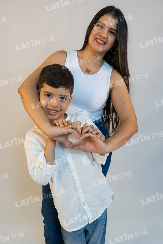 dia-de-la-madre-con-ninos-blanco-jeans-11