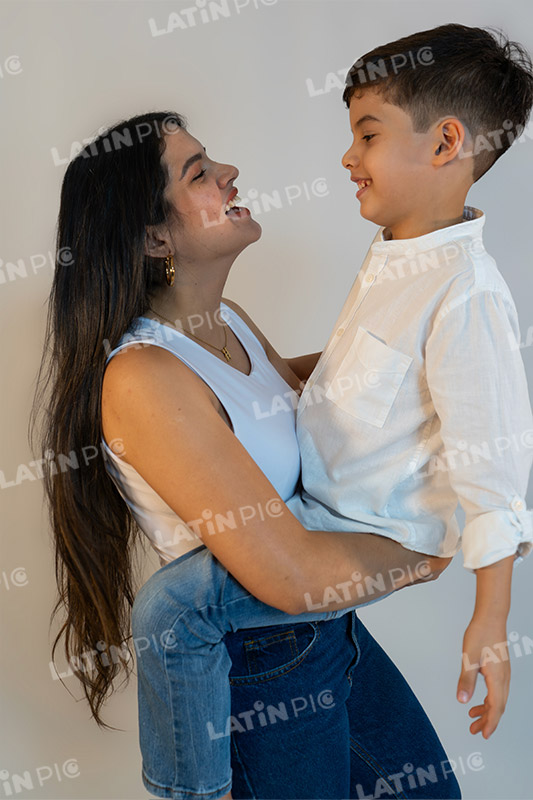 dia-de-la-madre-con-ninos-blanco-jeans-12
