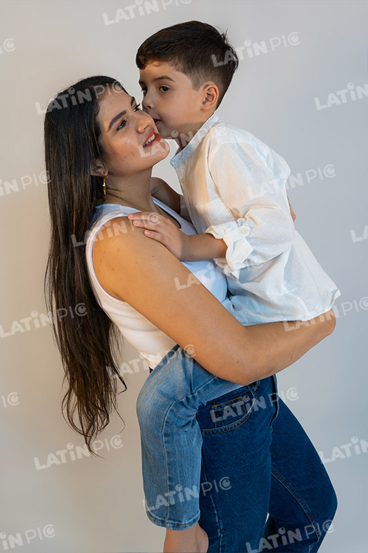dia-de-la-madre-con-ninos-blanco-jeans-13